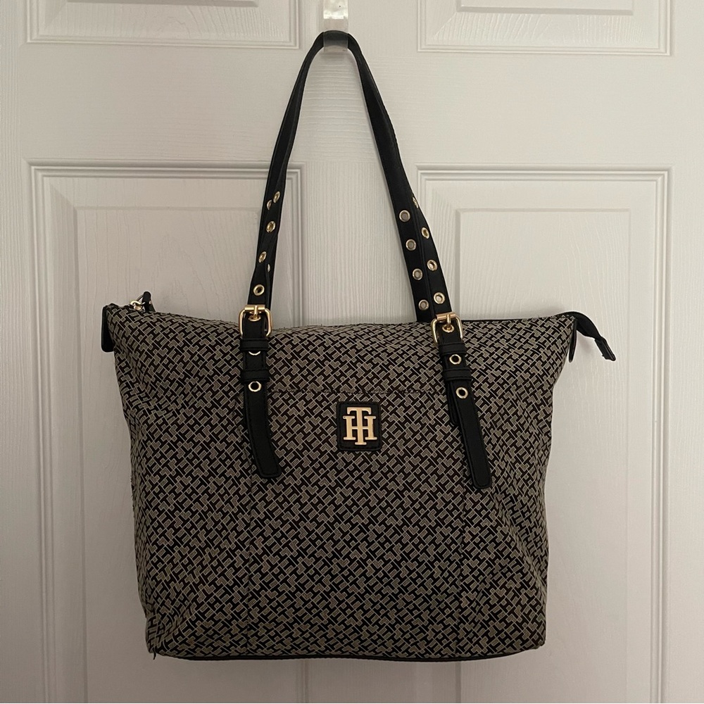 👜 Tommy Hilfiger Signature Jacquard Zip Tote with FREE Wallet. ♥️